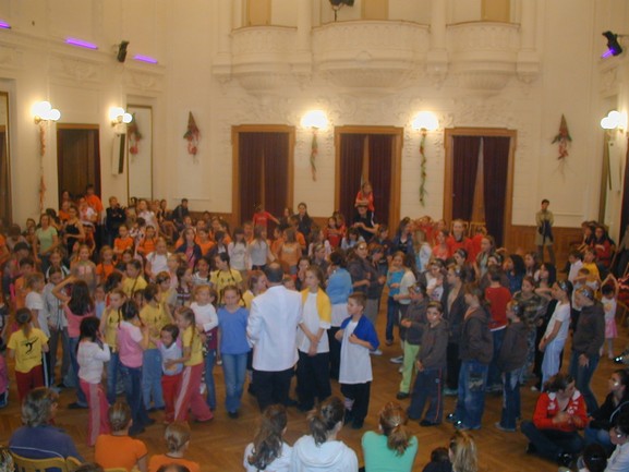 před medailemi