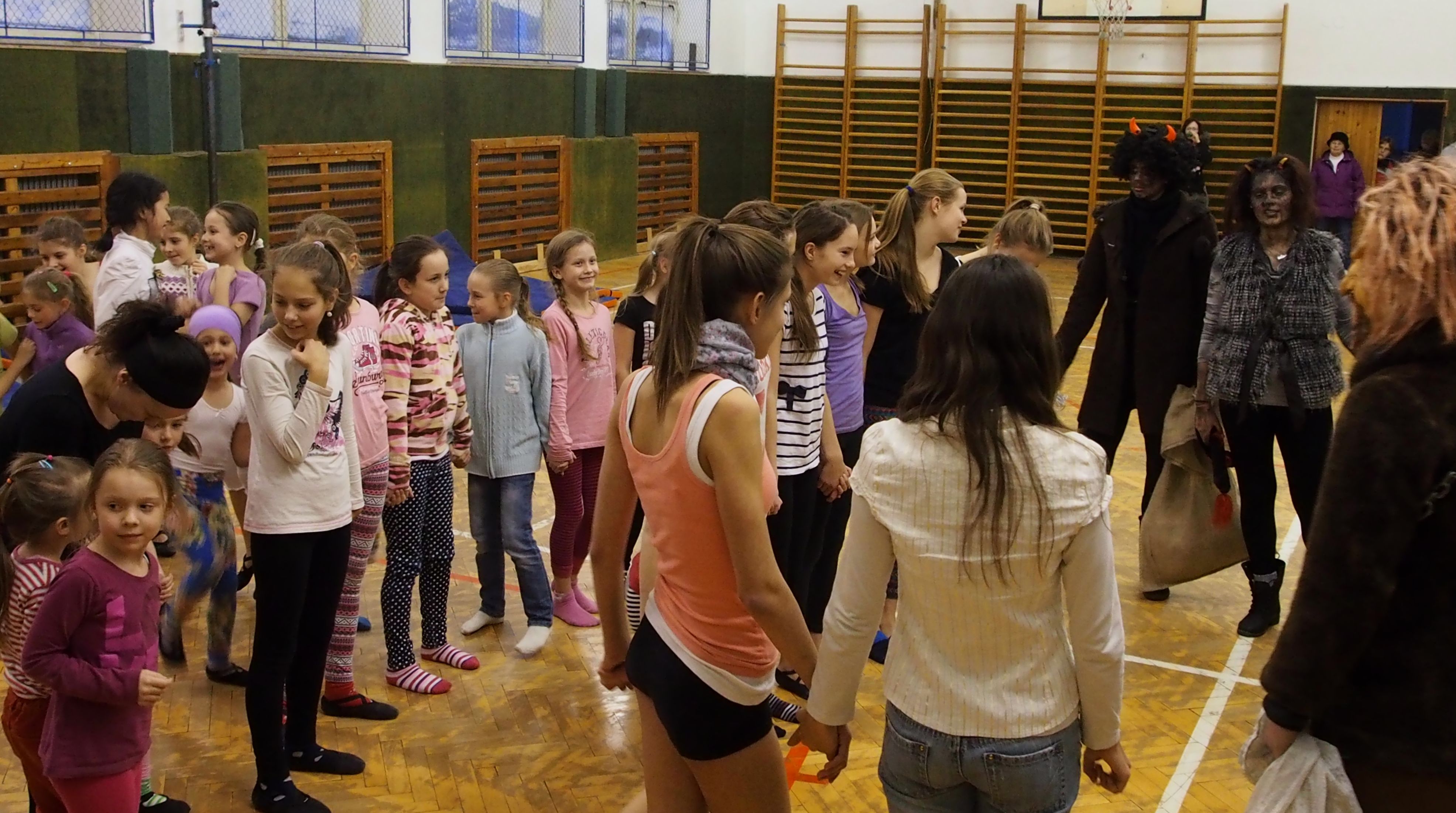 Juniorky zazpívaly "Pásla ovečky " 